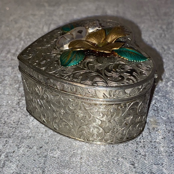 Vintage Sheridan Silver Plated Heart Shaped Trinket Box With A Cat And Flower - Picture 6 of 7